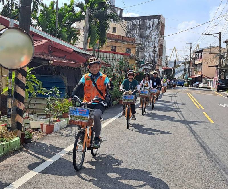 騎著電輔車進入萬巒鄉各客庄聚落，體驗深度文化之旅