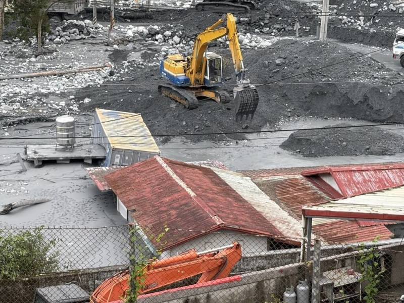颱風鳳凰外圍環流降雨致馬太鞍溪新生成3號堰塞湖溢流，造成馬太鞍溪2度溢淹萬榮鄉明利村、鳳林鎮長橋里。花蓮縣政府進行大規模清淤與廢棄物清除，單日清運泥沙、廢棄物共2200公噸，萬榮明利村清運量高達2000公噸。（花蓮縣政府提供）