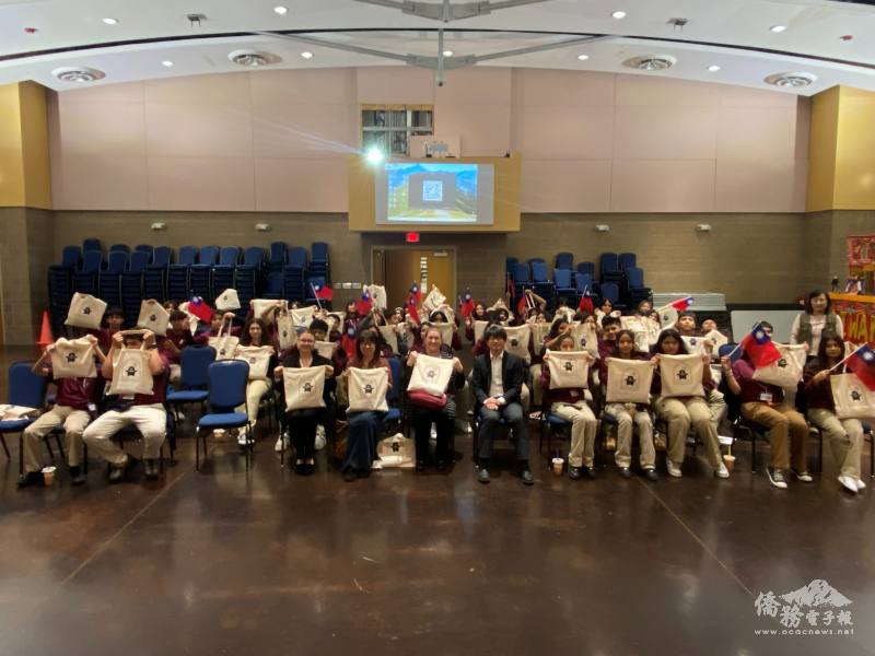 蔡季穎(右6)、林心心(左4)、周宜樺(2排右1)與Morton Freshman Center合影