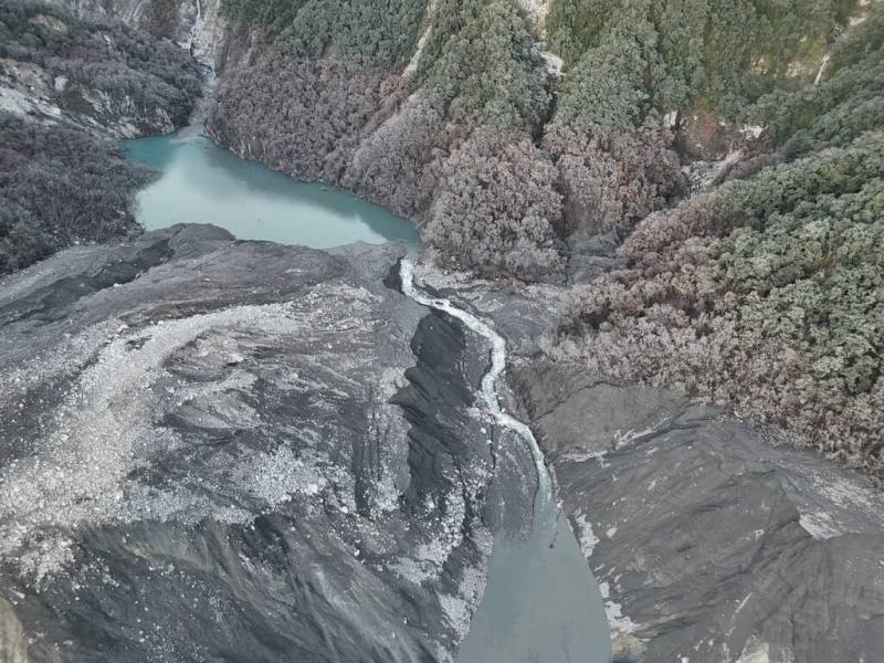 林保署16日上午監測馬太鞍溪堰塞湖，水位為1006.6公尺，湖區面積8.0公頃、蓄水量33.0萬立方公尺，僅為9月23日溢流前的0.37%，自潰決以來水位累計下降達132.4公尺，目前維持常態警戒中；所形成的3號堰塞湖，截至16上午蓄水量約15萬立方公尺，無明顯變化，目前持續溢流。（林業及自然保育署花蓮分署提供）