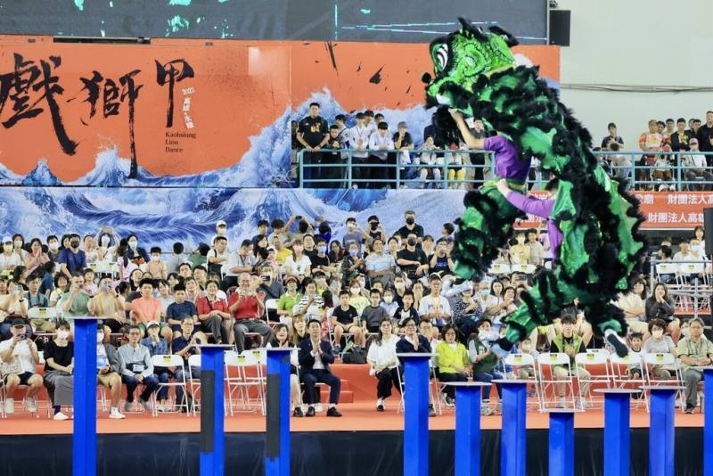 2025高雄水陸戲獅甲15日起一連2天熱鬧展開，15日率先在高雄市立國際游泳池進行「水上跳」賽事，各國頂尖獅隊躍上深水樁陣，舞出精彩氣勢。（高雄市政府提供）