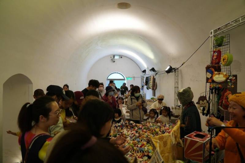 「2025澎湖秋祭海洋文藝市集」15日在馬公金龜頭礮台文化園區登場，匯聚40家美食及文創攤商、3組表演團體，吸引不少民眾到場參觀走訪。（澎湖縣政府提供）