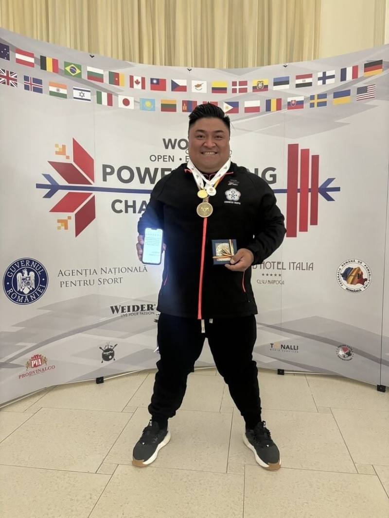 Taiwanese powerlifter Yang Sen posing with his gold medal for bench press at the 2025 IPF World Open Equipped Powerlifting Championships in Romania. Photo courtesy of the Ministry of Sports Nov. 16, 2025