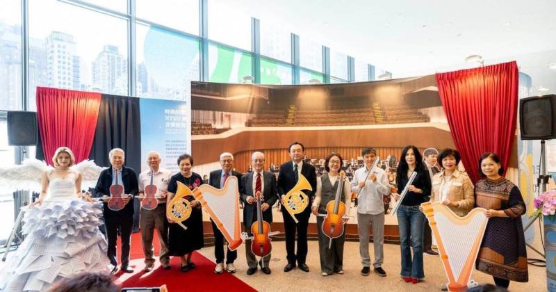 「時間的樂譜—國立台灣交響樂團80年音樂旅程」特展15日在台中國家歌劇忘我廳開幕，文化部政務次長王時思（右5）、國立台灣交響樂團長歐陽慧剛（右6）及首席客席指揮水藍（右4）等與會貴賓合影祝賀。（國台交提供）