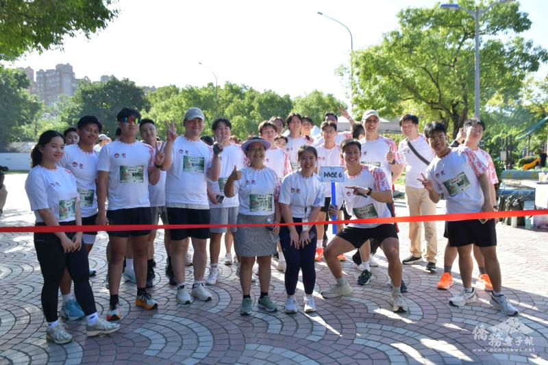 僑務委員會委員長徐佳青（中）與印尼僑生在起跑線前合影