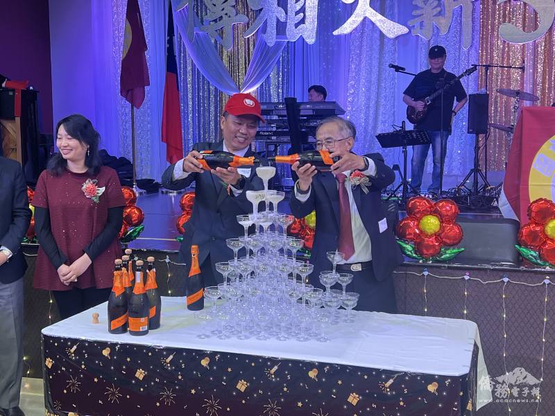 洪啓峰與顏正雄倒香檳祝賀校友會50週年