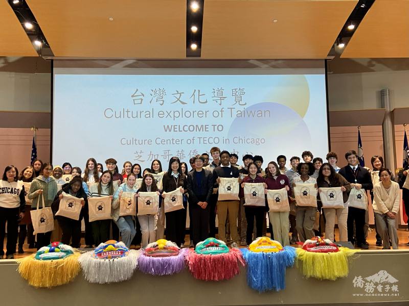 蔡季穎(右8)、郭彬民(左7)、周宜樺(左1)、陳怡珍(右1)與Saint Ignatius College Prep全體合影