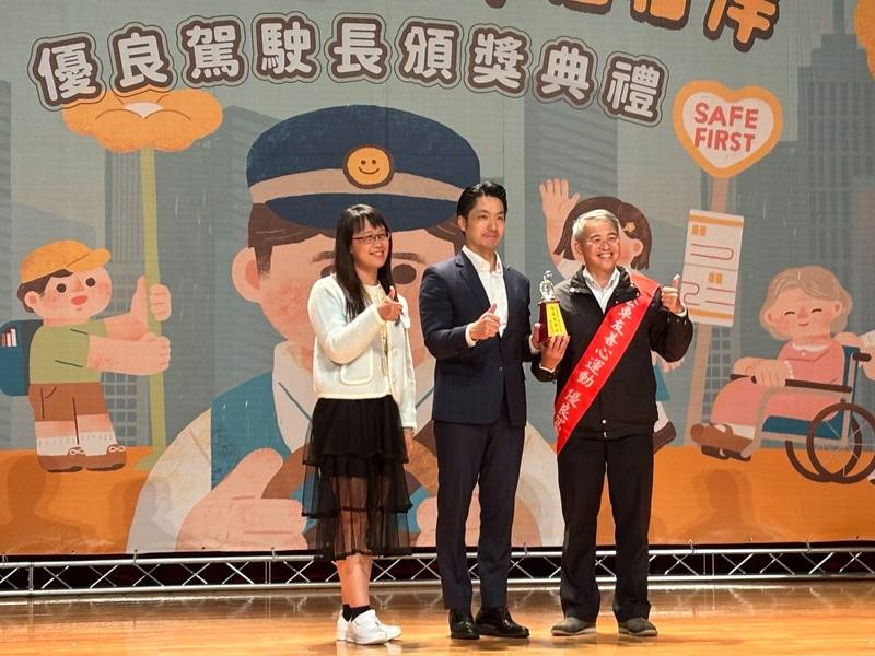 台北市長蔣萬安（中）15日下午出席114年公車友善心運動優良駕駛長頒獎典禮，頒獎表揚獲獎駕駛長吳維祈（右）等人，也感謝駕駛長們以專業與熱忱持續守護城市脈動