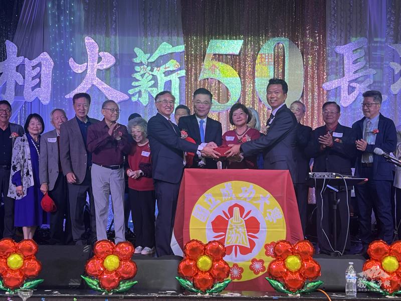 成功大學北加州校友會會長交接，前排左起為滿任會長顏正雄、成功大學校長沈孟儒、理事長張謹及新任會長洪啓峰