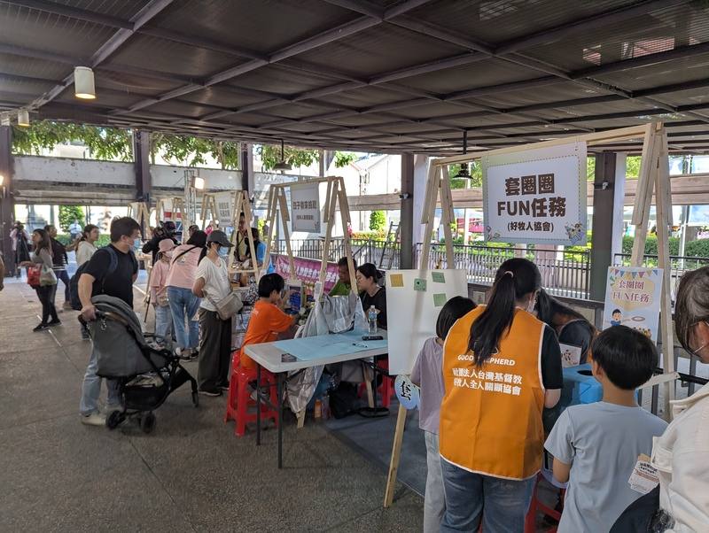 響應11月20日國際兒童人權日，台中市政府15日舉辦青少年成果展，邀請社福單位擺攤歡迎大小朋友走訪，也盼藉由活動呼籲大眾一同守護兒少權益