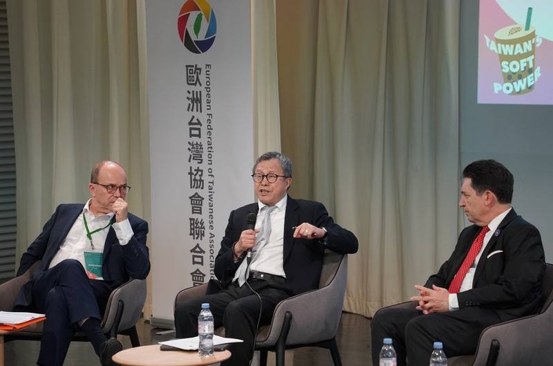 第54屆歐洲台灣協會聯合會年會15日在巴黎舉行，駐歐盟代表謝志偉（中）、法國參議員卡迪克（Olivier Cadic，右）及前參議員卡托蘭（André Gattolin，左）同場座談
