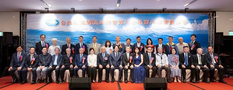 總統和出席人員合影