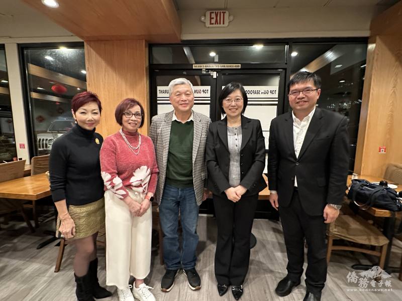 由右往左西雅圖文教中心主任王偉讚及處長林美呈與主辦人徐位揚、黃秀林及司徒美寶