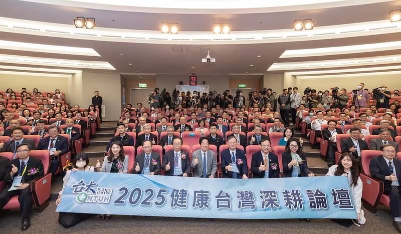 總統和與會貴賓合影