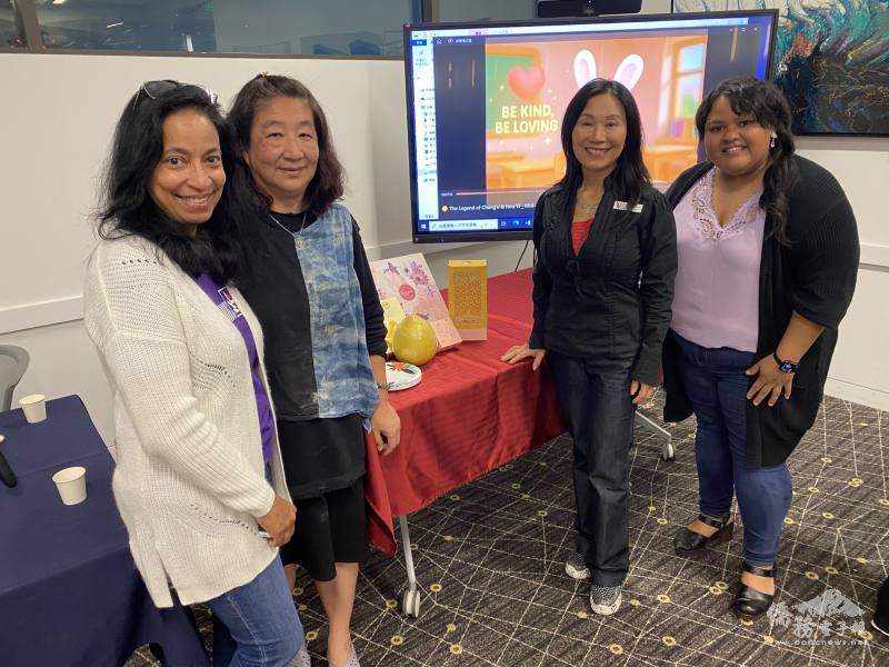 TCML薪傳負責人張娟熹（左二）、Newcastle市議員Sun Burford（左三）與圖書館員合照