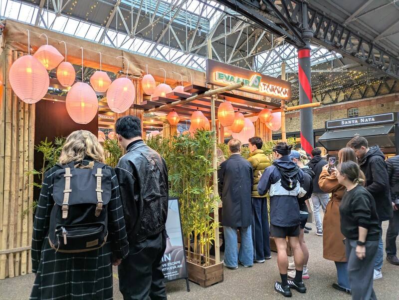 觀光署駐倫敦辦事處攜手長榮航空英國分公司，15至16日在東倫敦老斯皮塔菲爾茲市集舉辦快閃宣傳活動，吸引英國民眾排隊參加，展攤設計運用天燈元素在濕冷冬季更顯溫暖