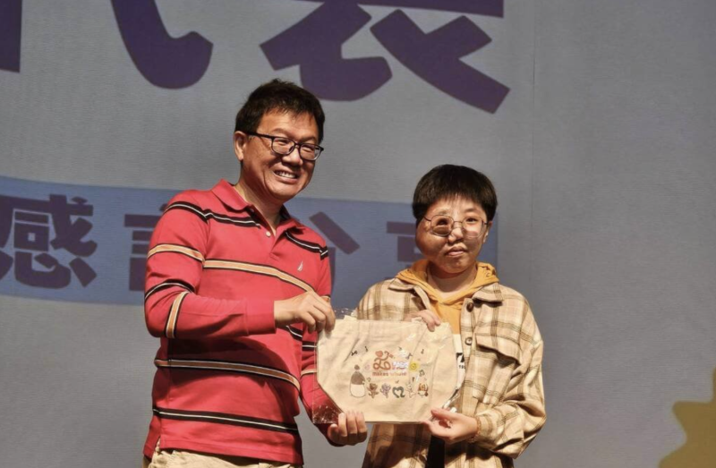 臉部因病長有巨瘤的女大生施羽桂（右）勇敢接受自身不同，16日出席羅慧夫顱顏基金會舉辦的「2025中部地區顱顏家庭年會暨得福獎助學金頒獎」活動，分享自己的人生故事