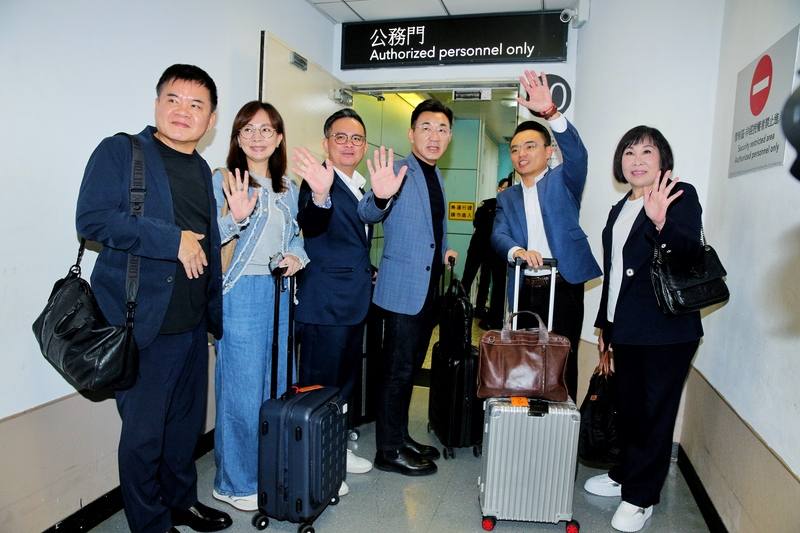立法院副院長江啟臣（右3）16日率團出訪美國及巴拉圭，他表示，國會外交是所有外交管道中，相當重要、彈性且有多元性的管道，希望藉此讓世界看見台灣，讓中華民國走出去，讓國家利益得到確保