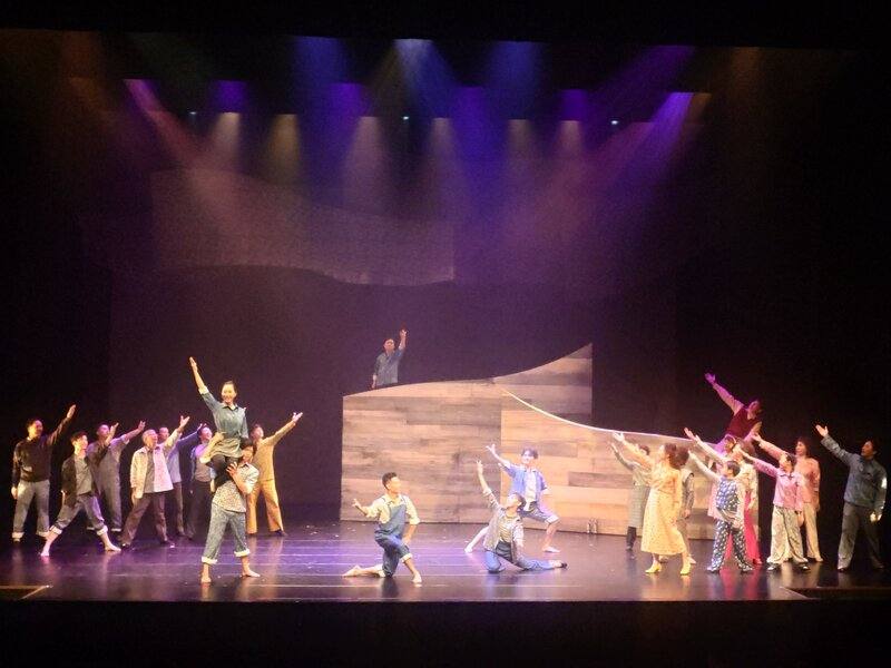 連江縣政府製作系列閩東語音樂劇「馬祖心情記事」第7部「拍楸」15日於南竿鄉梅石藝文中心首演，描繪馬祖漁民與海為伴的生活節奏，更刻畫在時代變遷中，青年面對愛情、家業與夢想的抉擇