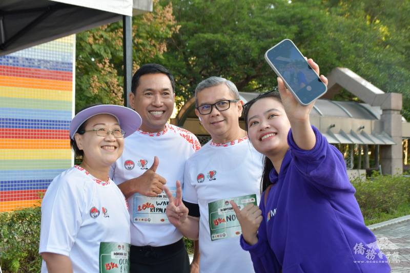 徐佳青（左1）與駐台北印尼經濟貿易代表處副代表 Mr. Johanes Andi Susanto （左2）於場邊互動交流