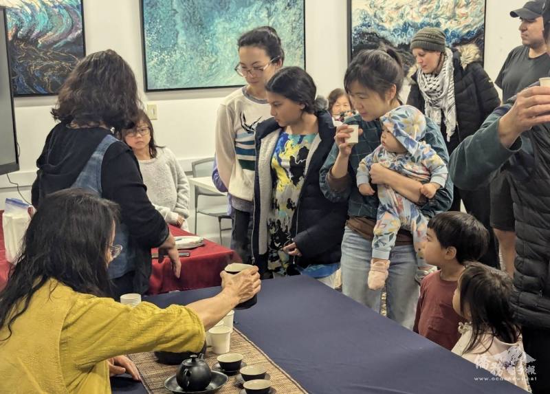 與會者排隊來品茶