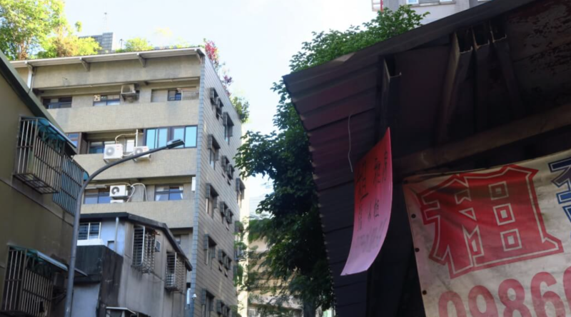 圖為台北市市民大道巷內出租布條。（中央社檔案照片）