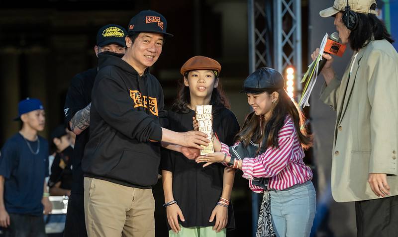 總統親頒獎盃予各組別冠軍隊伍及排舞組亞季軍