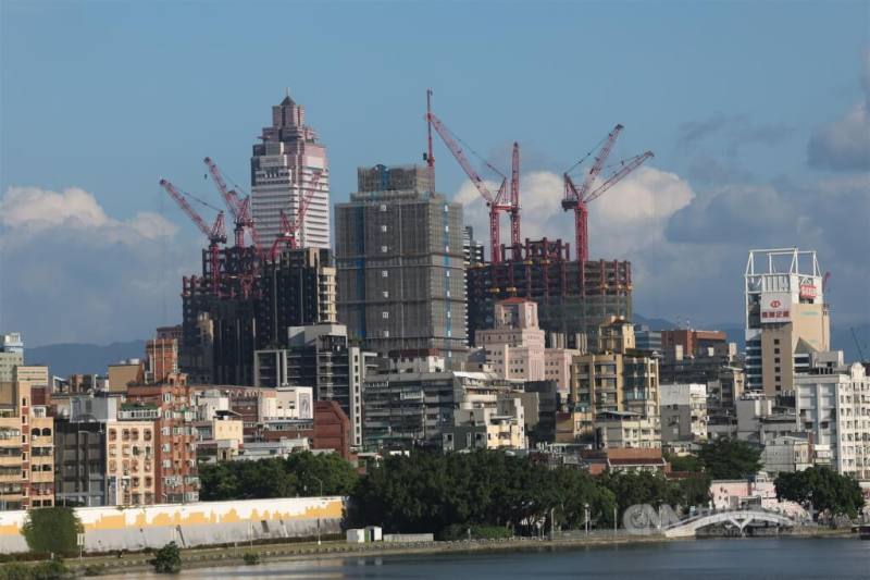 圖為台北地標新光三越大樓周邊建案林立。（中央社檔案照片）