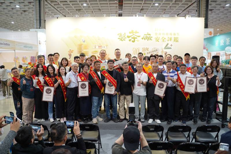 黃副署長與五星級製茶廠獲獎者合影