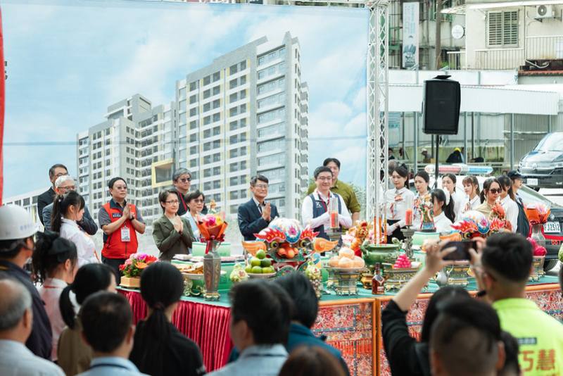 副總統與現場貴賓一同進行祈福動土儀式