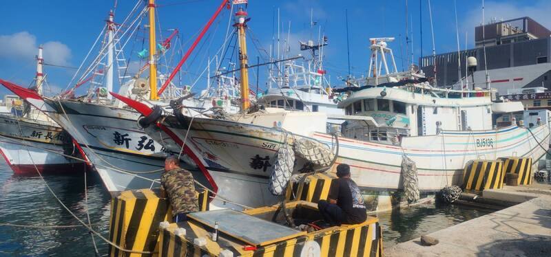 馬公第二漁港加油站碼頭，因碼頭高程較低，水域靜穩差，每逢大潮會溢淹堤面，加上斜坡岸壁設計，造成漁船碰撞受損，114年投入新台幣3000多萬元進行鋪面加高與岸壁調整等改善工程。