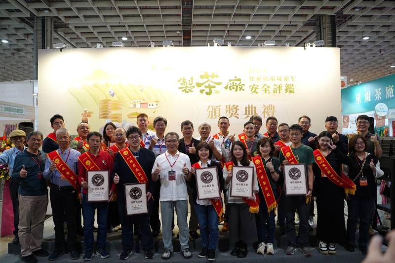 黃副署長與四星級製茶廠獲獎者合影