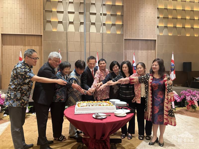 與會貴賓一同切下蛋糕慶祝勿加泗台商會生日快樂