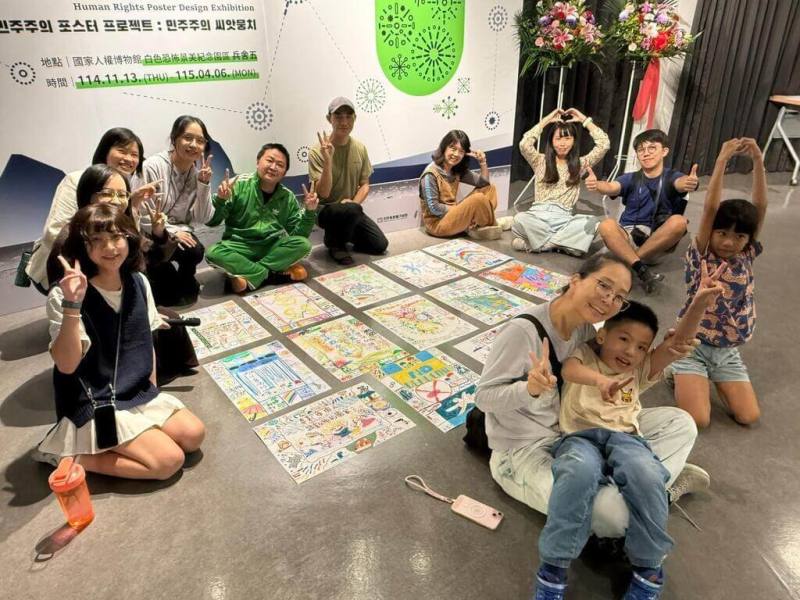 參加工作坊的大小朋友分享各自的海報創作。