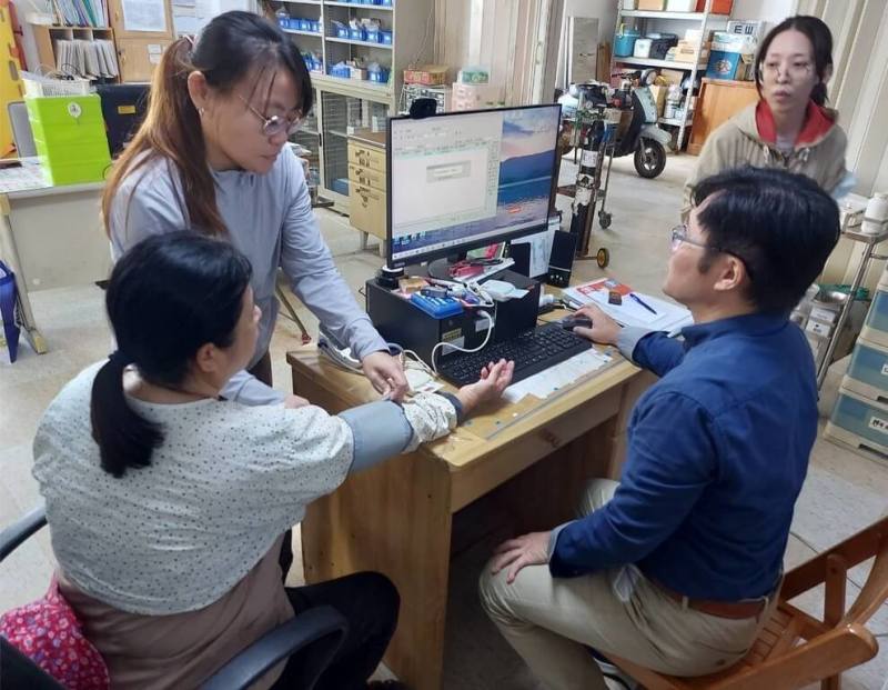 澎湖縣衛生局16日配合望安鄉公所包租民船運補民生物品，安排醫護人員同步登上封島多日的偏遠離島花嶼提供醫療服務，為村民提供慢性病診療、處方開立與健康諮詢。（澎湖縣衛生局提供）