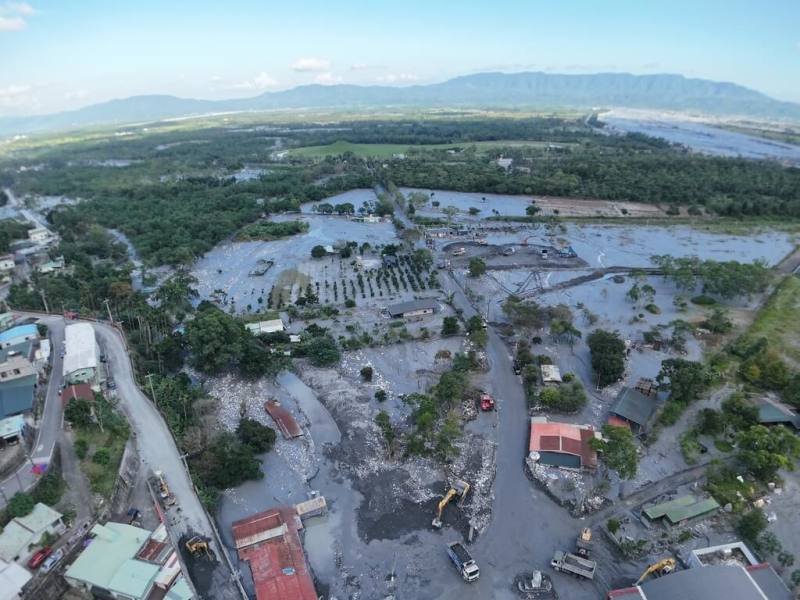 颱風外圍環流降雨致馬太鞍溪堰塞湖溢流衝擊花蓮縣萬榮鄉明利村，也影響部落通行安全，中央與地方合作全面投入搶修作業，目前縣道花45線已於16日下午全線搶通。圖為花45線南段搶通情形。（花蓮縣政府提供）