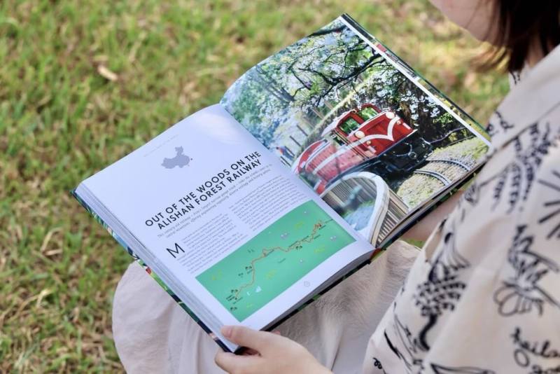 「孤獨星球」（Lonely Planet）2025年出版Epic Train Trips of the World（世界史詩級鐵道之旅），精選全球200條最具代表性鐵道路線，阿里山林業鐵路入選，躍然亞洲篇章焦點之一。（阿里山林鐵及文資處提供）