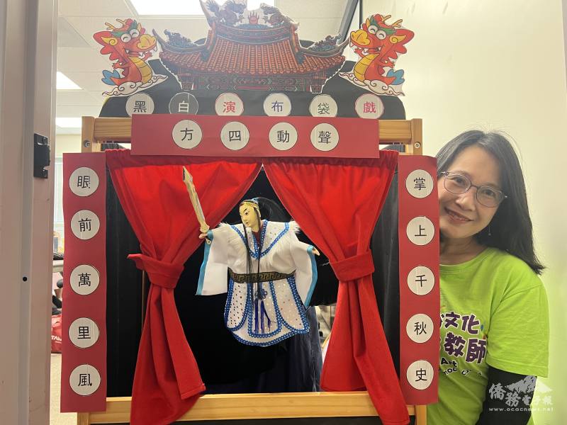 汪敏娟手持布袋戲及自製布袋戲臺