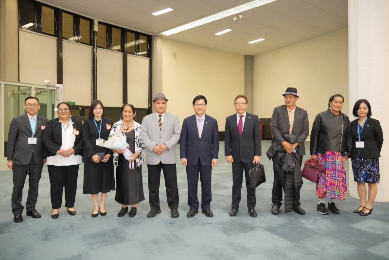 外交部長林佳龍（右五）與吐瓦魯國戴斐立（Hon. Feleti Teo）總理伉儷（左五、左四）等訪團貴賓於機場合影