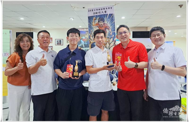 頒發冠軍獎座及獎金（左3為休閒兒童組冠軍林暐哲、右3為競賽組冠軍陳義)