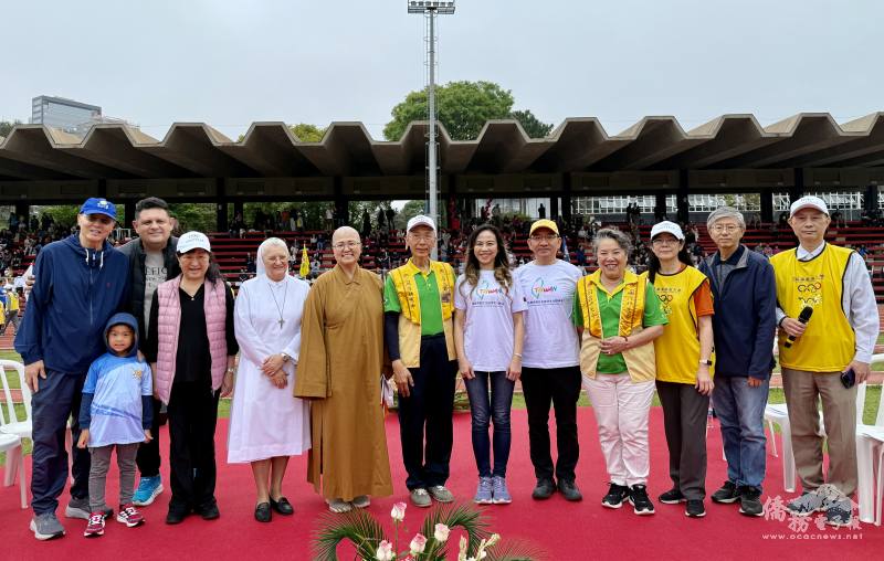 貴賓左起為仲裁主任委員劉國華、運動場負責人Mário、Santa Marcelina 醫院院長Irmã Rosane、南美洲總住持妙佑法師、主任委員許永隆、處長朱怡靜、主任尤正才、司儀斯碧瑤總幹事、第11屆運動會主任委員趙士縈、巴西中會議長鄭國卿牧師、司儀林育壯僑務顧問