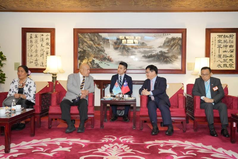 外交部長林佳龍（右二）歡迎吐瓦魯國戴斐立（Hon. Feleti Teo）總理（左二）