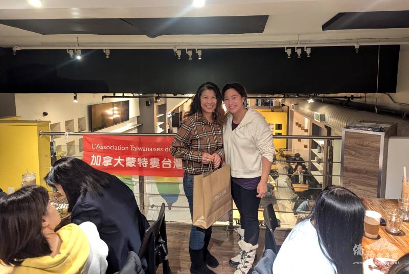 蒙特婁台灣同鄉會會長林怡君（右）致贈精美禮物給專業房仲Chia Pei Amy Chung講師