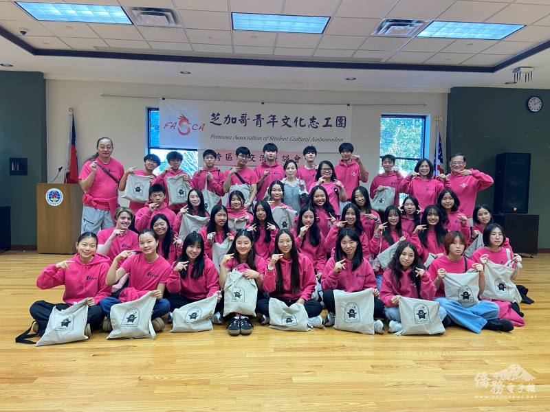 諮詢導師錢懷德（後排左1）、芝加哥文教中心副主任陳怡珍（後排右7）、諮詢導師胡玲玲（後排右5）、陳青青（後排右2）、李俊輝（後排右1）與學員合影