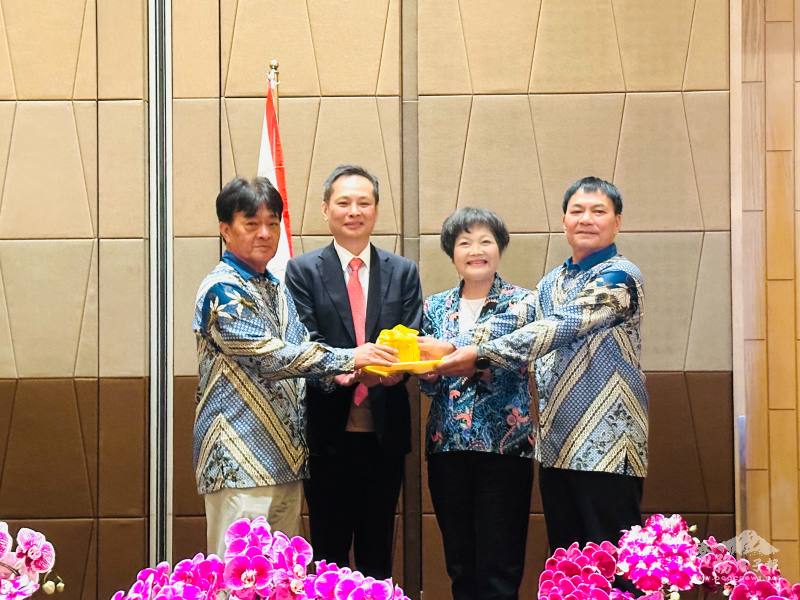 滿任理事長林茂松（左1）將印信交接予新任理事長湛詠清（右1）