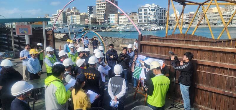 澎湖縣議長陳毓仁等議會人員17日現地會勘第二漁港加油站碼頭改善工程等，縣長陳光復率局處首長共同進行實地考察。