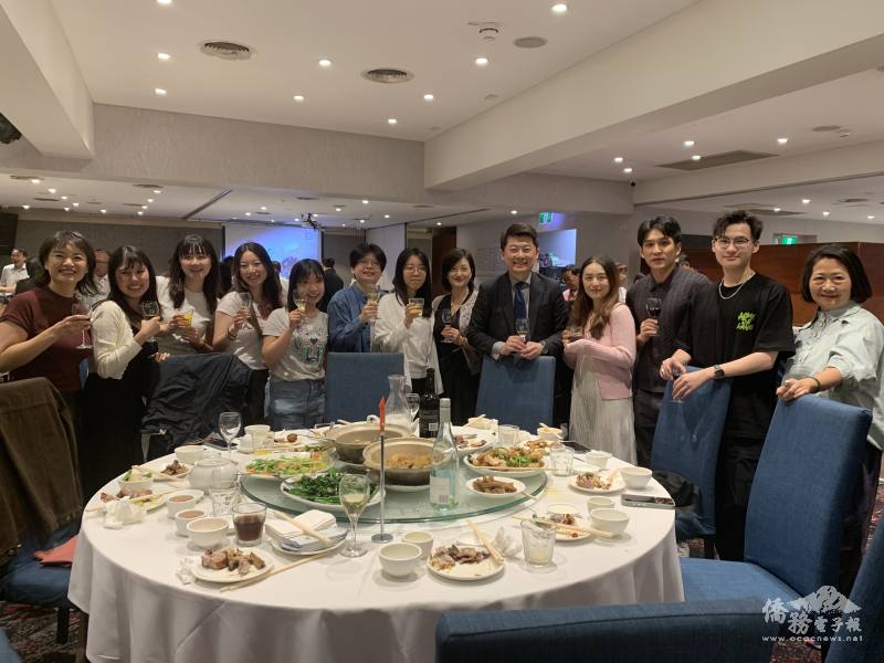 吳正偉與3校學生及TSA會長合影，圖為雪大會長蔡濬隆(右2)、雪梨科大會長張又升(右3)、NSW大學會長蔡佩佳(右4)