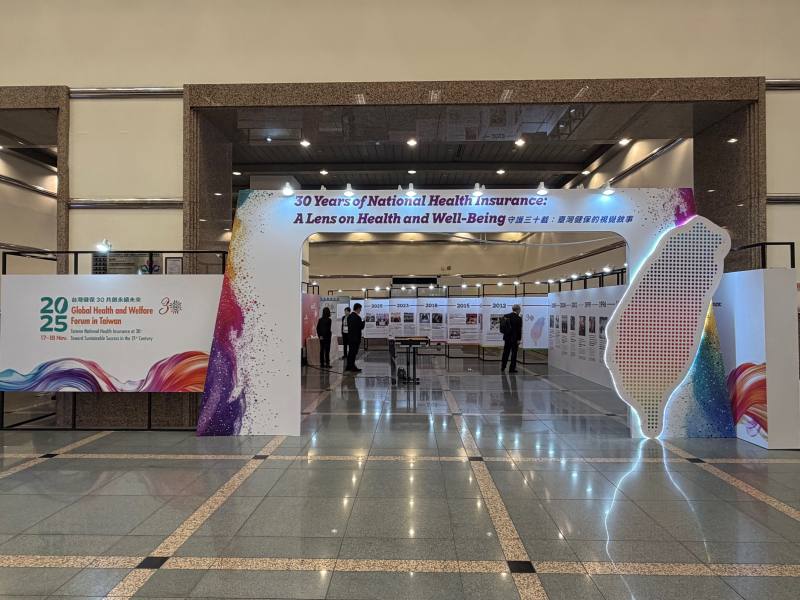 全民健保30週年特展「守護三十載：臺灣健保的視覺敘事」(30 Years of National Health Insurance A Lens on Health and Well-being)，透過影像一同見證全民健保作為備受國際肯定的全民覆蓋標竿