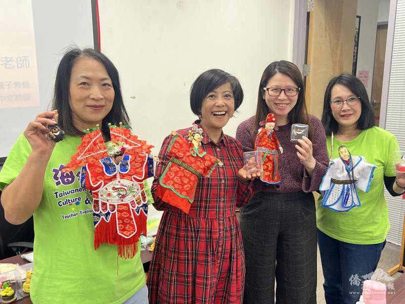 左起為老師于曼君、會長王淑美、副主任蔡佳樺及老師汪敏娟「手持捏麵人成品和布袋戲偶合影」