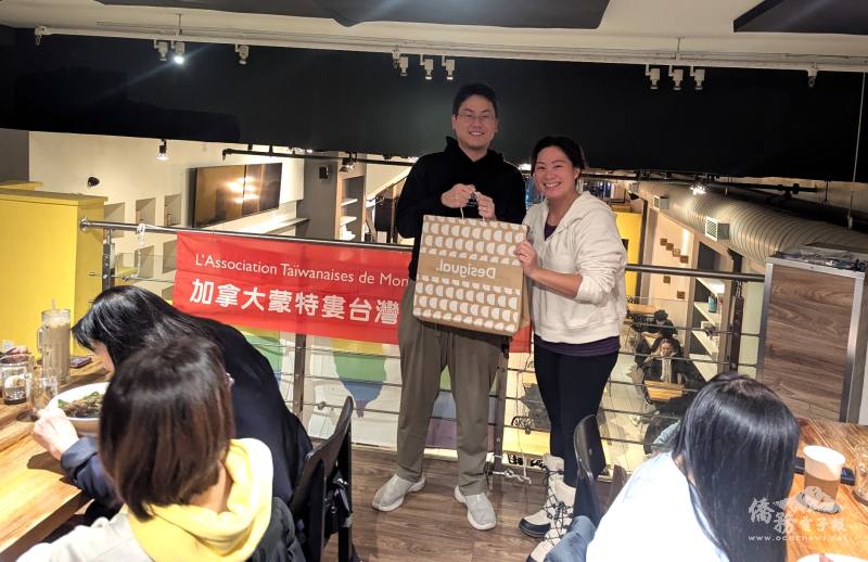 林怡君（右）致贈精美禮物給特許會計師林師豪講師（左）